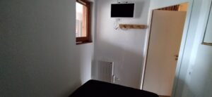Chambre coté TV fenêtre
